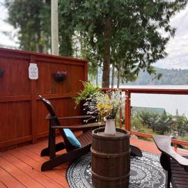 Lakefront-w- 100yr old Railway Cottage, hotel u gradu Youbou