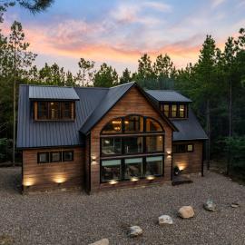 Luxury 4-bedroom cabin with a Barrel Sauna, Unique Playscape, Pet-friendly, hotelli kohteessa Broken Bow