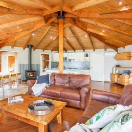 Hidden Orchard - Pet Friendly - 4 Mins Walk to Beach، فندق في Callala Bay