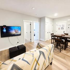 Private Luxury Retreat - King Bed - Full Kitchen, hotel in Calgary