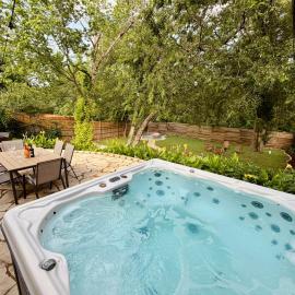 Agave Grove ATX - Stylish Downtown Retreat with Private Hot Tub and Landscape