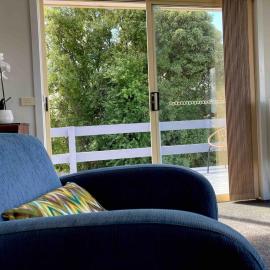 Cheerful 2-bedroom home with free wi-fi, hotel di Cooee