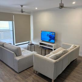 Your large 4 bedrooms Family Abode, hotel in Brisbane