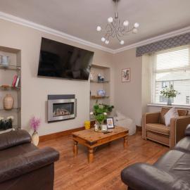 4-Bed House sleeps 8 Groups & Work Stays