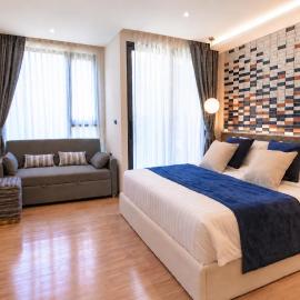 Bellevue Beachfront Studio with terrace, near the beach by TVC, хотел в Ko Kala