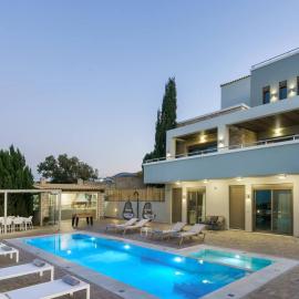 Free Breakfast at Oak Luxury villa with heated pool, Playground and Pool table