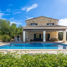 Villa Avrelia Spacious 4-bedroom country house with private saltwater pool, gym, large private garden, mountain views, 15 min from Palma Airport, Hotel in Islas Baleares