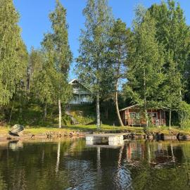 Spacious log house with private beach and sauna, hotel Äänekoskiban