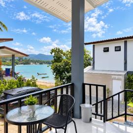 Azure Bungalow - Sea View & Beach Access - 5-Min Walk to Chabad House