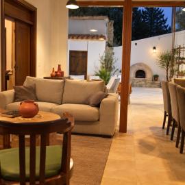 The Family Nest - Traditional Serenity, hotelli kohteessa Orounda