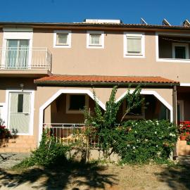 Apartment & Rooms Roza, хотел в Перой