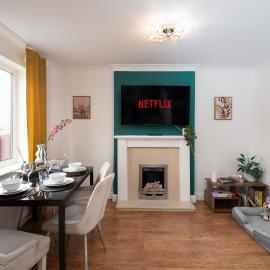 Modern 3-Bed Detached House with a Double Driveway, Free Wi-Fi, Garden with Playground and BBQ, hotell i Leeds