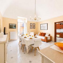 GuestHost - Central Apartment near train station