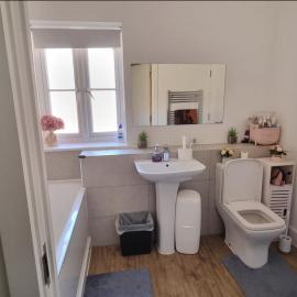 Private Room with Ensuite in Tadworth