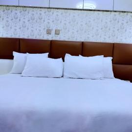 UG Lagos, hotel a Isagatedo
