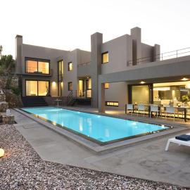 The Hilltop Gathering Villa, 5 En-Suite, Sleeps 16 by KB Hospitality