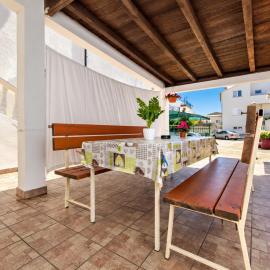 Studio prizemlje s terasom i roštiljem - Alaga – hotel w mieście Tribunj