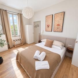 Au cœur des Papes, dans bâtisse de charme studios & appartements en cœur de ville, hotel a Avinyó