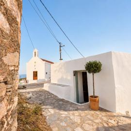Slow Living in Apano Meria, Syros, hotel in Kámbos