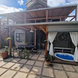 Ocean Whisper Cottage, Sunset, Sizzle and Rest, hotel din Wilderness
