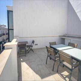 Modern townhouse & jacuzzi SilHouse Nerja, hotel u gradu 'Nerja'