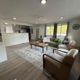 Stunning beautiful, cozy home in Everett, hotel sa Everett