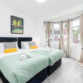 4 Bedroom House with 8 Beds, Driveway and Garden, Sheffield