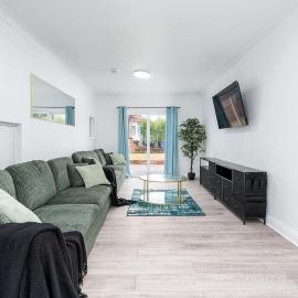4 Bedroom House with 8 Beds, Driveway and Garden, Sheffield