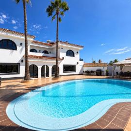 Large Villa in Maspalomas with Huge Private Pool, Jacuzzi & Gym, hotel v destinaci San Bartolomé