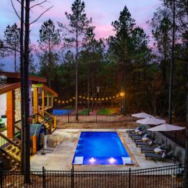 Luxury Broken Bow Cabin - Private Pool, Pickleball , Sauna & Mini Golf - Sleeps 16, Hotel in Broken Bow
