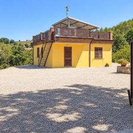 3 Bedroom Amazing Home In Bisenti, hotel a Bisenti