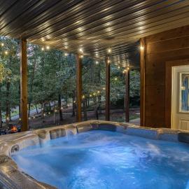 Sleeps 10, Hot Tub, Games, Dog Friendly, 5-min to Lake, hotelli kohteessa Morganton