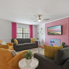 Newly Remodeled! Bright & Spacious home! Sleeps 8