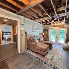 OUTA Lakehouse Cottage, Hotel in Ovid