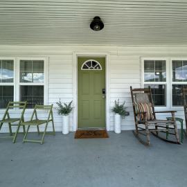 Bryson City Bungalow- Adorable Farmhouse seconds from the Train Depo in Bryson City, NC