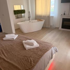 Luxury Studio Craiova -Fireplace & Bathtub