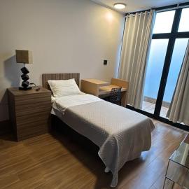 Novo Quarto com varanda, Moderno e Aconchegante no centro da cidade, hotell i Lavras