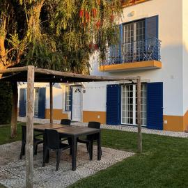 Charmoso Apartamento T2 em Foros de Salvaterra, Hotel in Monte de Lucas