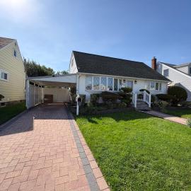 Spacious 4BR Entire House w Parking, Sleeps 10 - Direct NYC Train in 45 min
