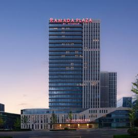 Ramada Plaza by Wyndham Jinan West Railway Station, hotel v destinaci Ťi-nan