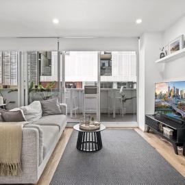 Sleek South Yarra 2-Bed with Alfresco Dining