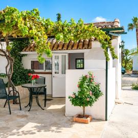 Tiny house 12m2 "ANTON PIECK" in holiday park with 55 m2 pool, hotel v destinaci Tolox