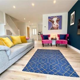 NEW Beautiful Large 3 bedroom House - 5 Minutes to the nearest Beach! - Great Location - Garden - Parking - Fast WiFi - Smart TV - Newly decorated - sleeps up to 7! Close to Poole & Bournemouth & Sandbanks