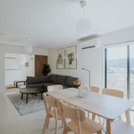 Stylish 2 Story 4BR Home with Parking by Restavio