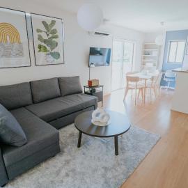 Modern 4BR House near Airport by Restavio