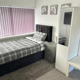 Lovely Double Room with En Suite and separate private entrance Accommodation for 1 Person only, hotel a Kingshurst