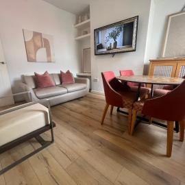 2025 Award Winner Liverpool Peach House - 4 Bedrooms, hotel v destinaci Liverpool