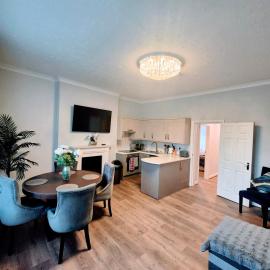 Refurbished spacious 3 bed flat near the sea with parking