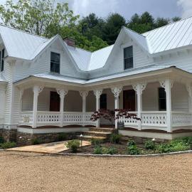 1878 Victorian Farm House near Asheville, hotel di Leicester