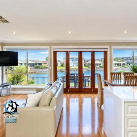 Stylish 3BR Lake - front House, Hotel in Encounter Bay